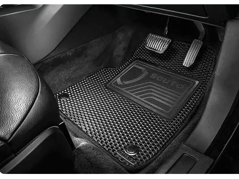 Comfort Car Mat Scuto terpasang di lantai pengemudi
