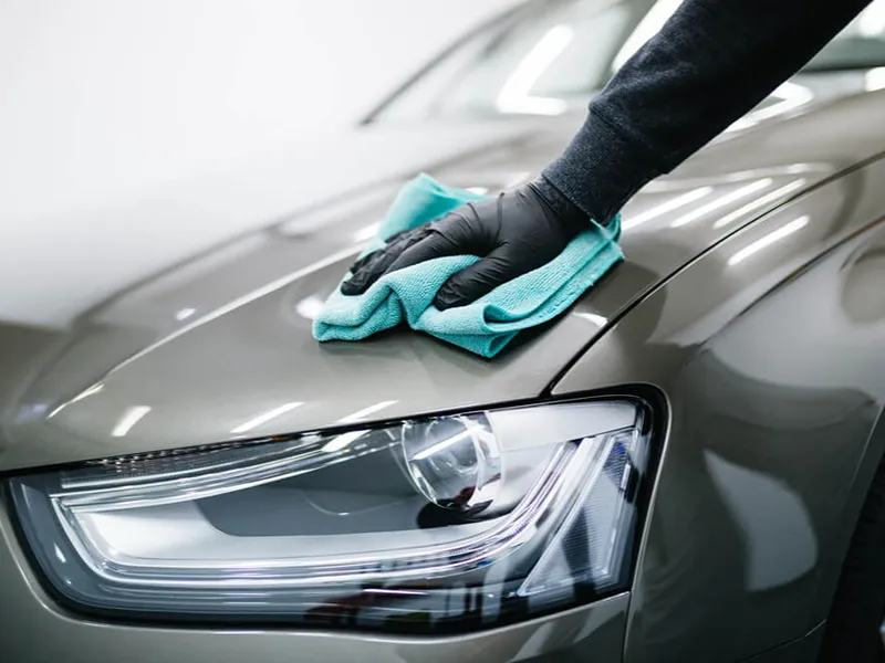 Poles dan exterior detailing kap mobil dengan kain microfiber