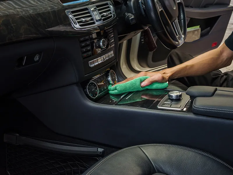 Detailing interior: membersihkan konsol dan dashboard mobil